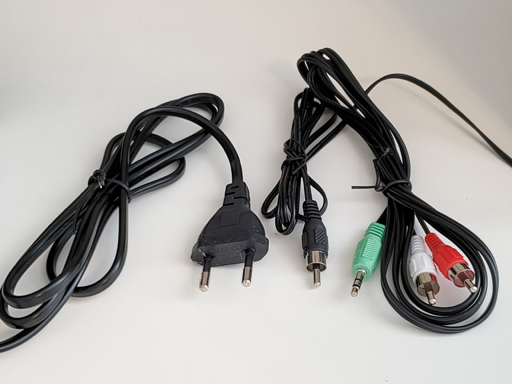 Фото кабеля mini jack 3,5 мм на 2 RCA (тюльпаны) и акустического кабеля AC RCA колонки REAL-EL S-250