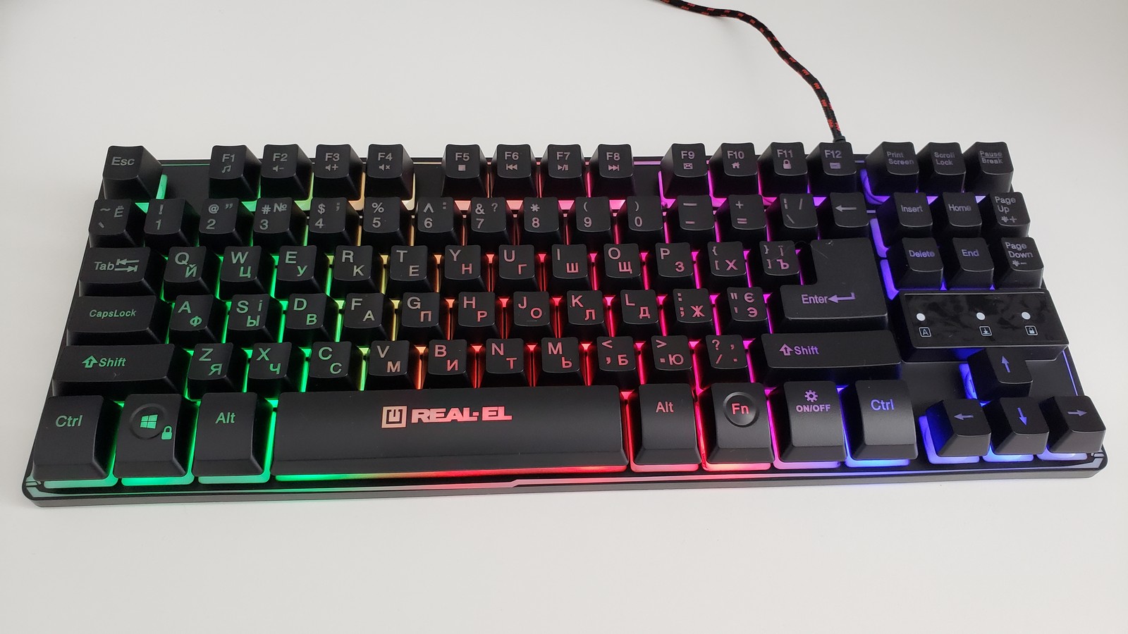 Фото включеного підсвічування клавіатури REAL-EL Gaming 8710 TKL Backlit, при денному світлі