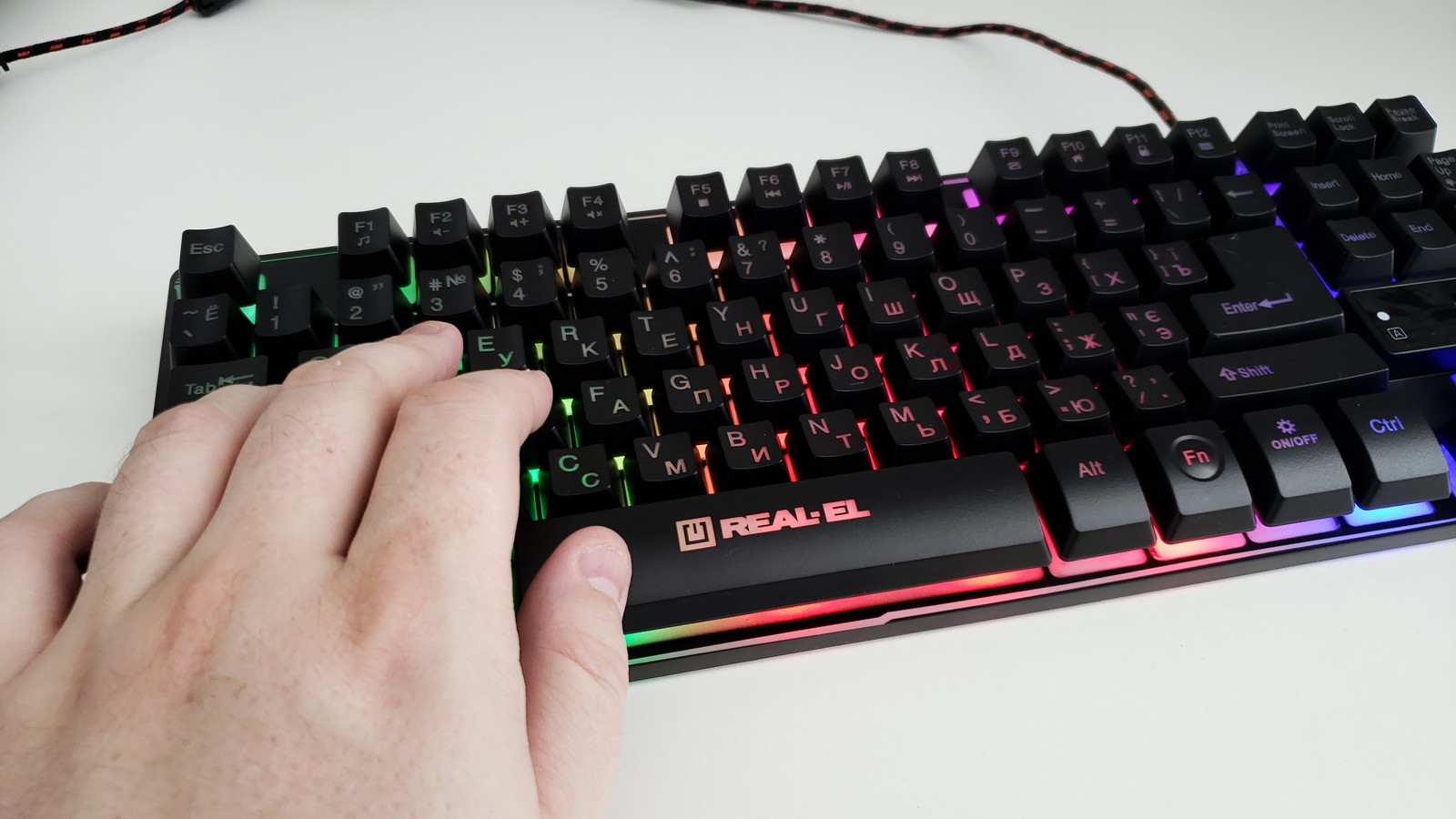 Фото расположение рук на клавиатуре REAL-EL Gaming 8710 TKL Backlit