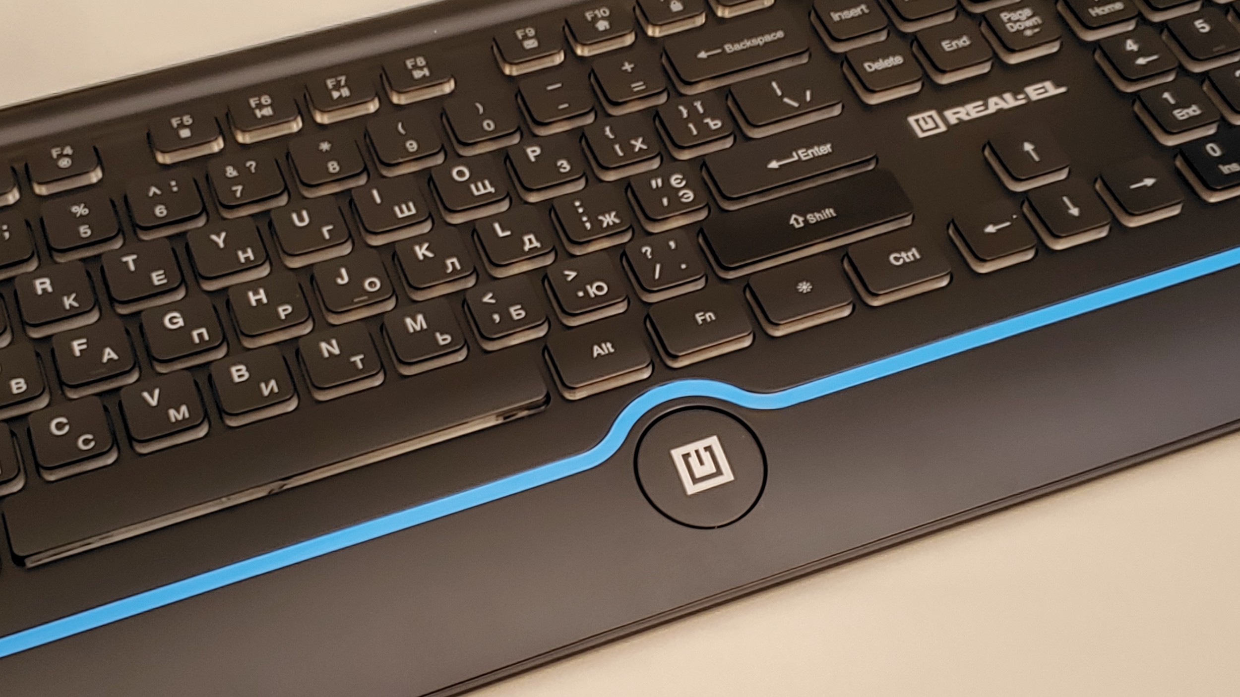 Фото зовнішнього вигляду клавіатури  REAL-EL Comfort 8000 Backlit