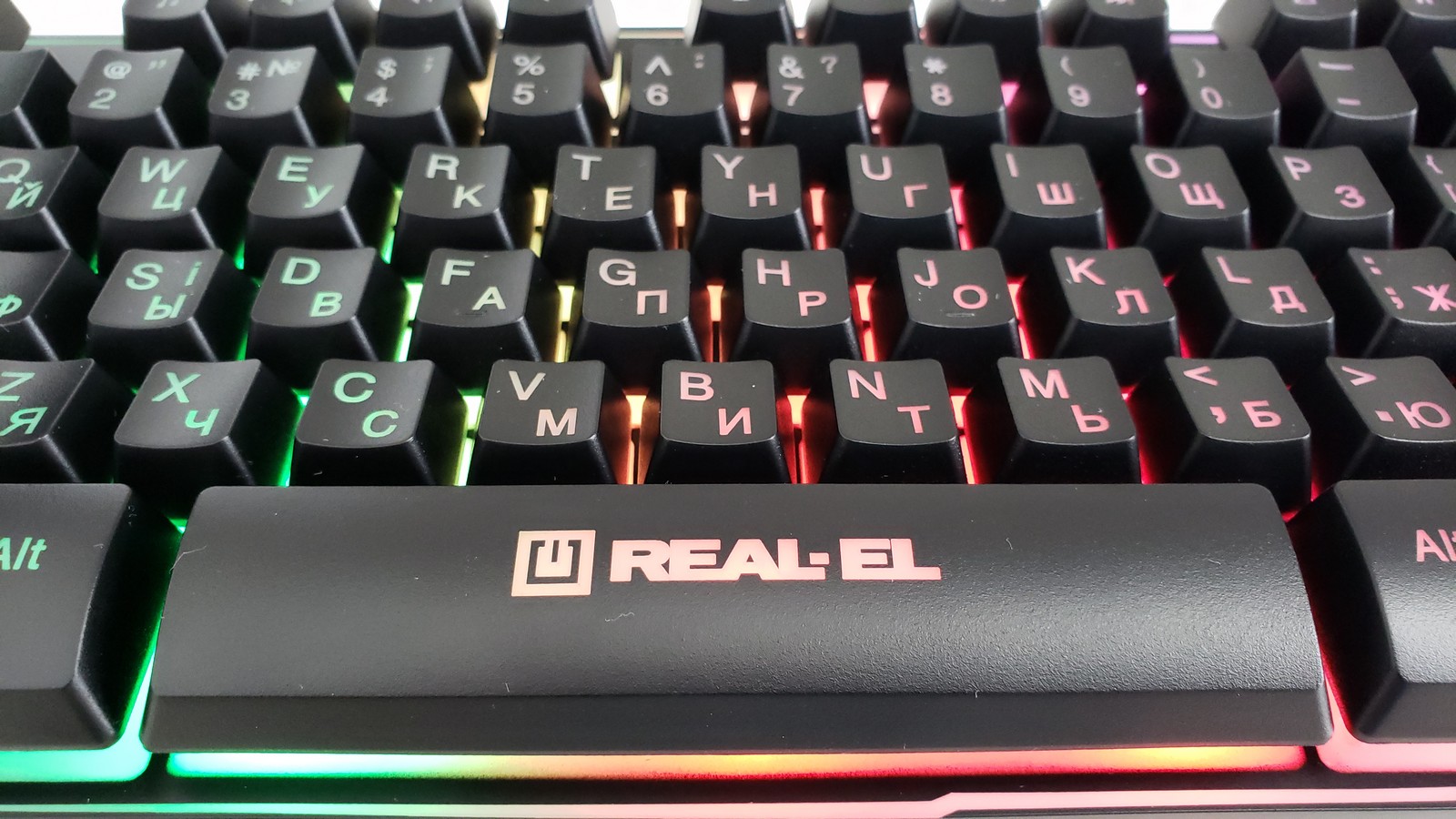 Фото включенной подсветки клавиатуры REAL-EL Gaming 8710 TKL Backlit, в дневное время